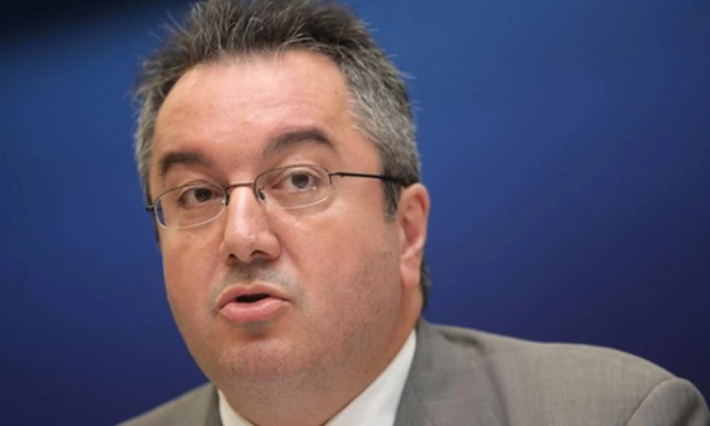 Τι λέει ο Ηλίας Μόσιαλος για τα τρία εμβόλια